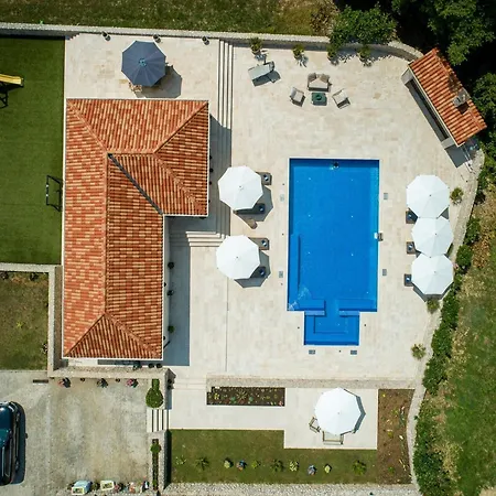 Ivi -two Bedroom With Swimming Pool *